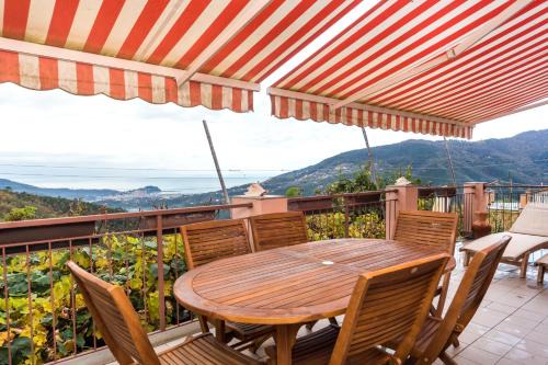 Vignolo Apartment | Relax at SESTRI Villa Vignolo with Pool and Ocean View