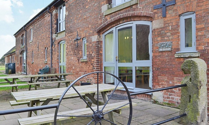 Denstone Cottage | Experience Idyllic Retreats with Private Garden Access