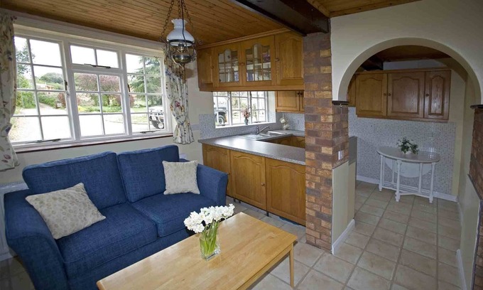 Newton Poppleford Cottage | Relaxing Retreat in Otter Valley with Pool & Breakfast