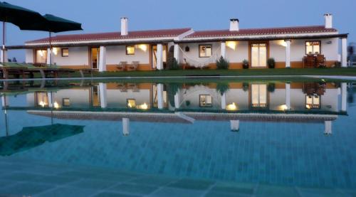 Baiona House | Cozy SeteQuintas: Oceanfront Retreat with Family Amenities