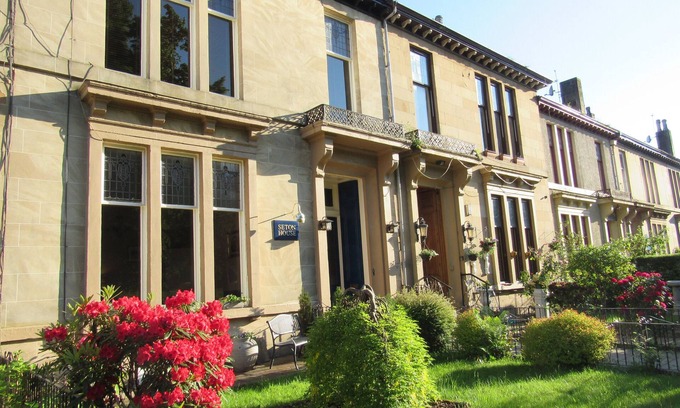 East End House | Highly Rated Seton Guest House with Pool & Breakfast