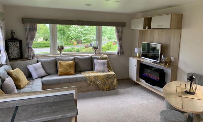 Prestonpans House | Inviting Seton Sands Holiday Home with Ocean Views & Pool