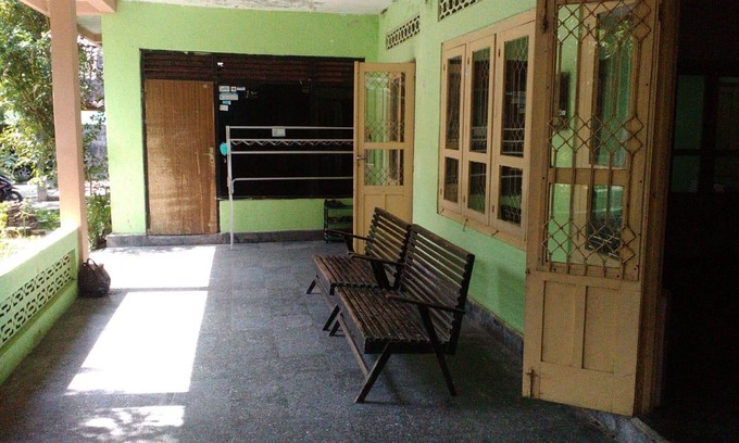 Srimulyo Bed & Breakfast | Budget-Friendly Setro Kariyo Homestay with Breakfast & Kitchen