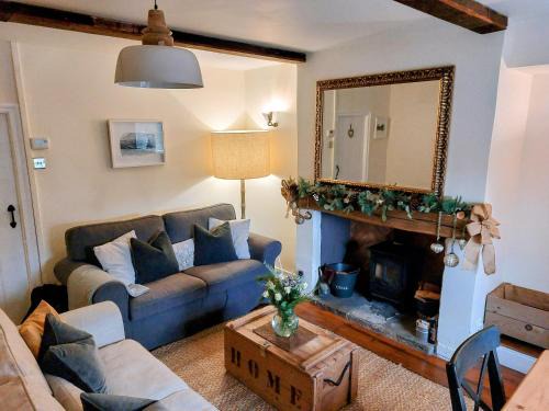 Hayfield House | Elegant Sett Cottage: 4-Star Retreat with Breakfast Included