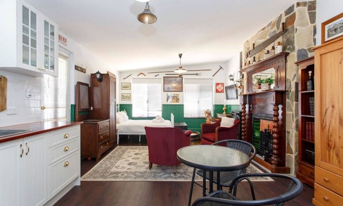 Hamilton Hill Cottage | Top-Rated Settler's Cottage - Cozy Garden Studio Retreat