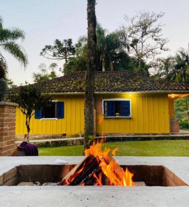 Apiai House | Pet-Friendly Retreat: Casa Charmosa with Spa & Family Fun