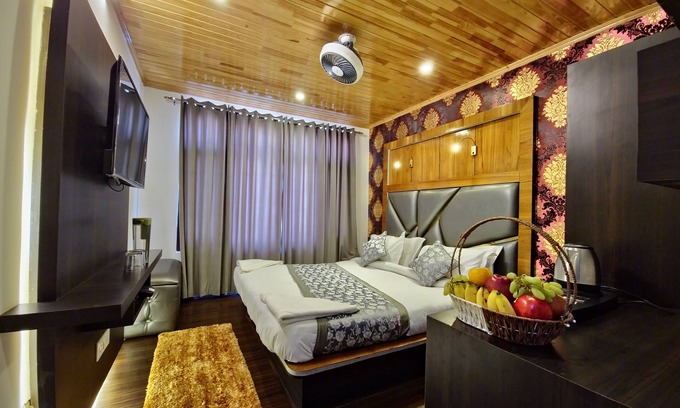 Sonwar Bagh Hotel | Inviting Seven Hills Hotel Srinagar - Breakfast Included