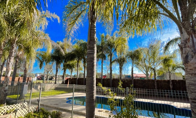 Gumly Gumly Hotel | Experience Comfort at Seven Inn with Pool & Restaurant