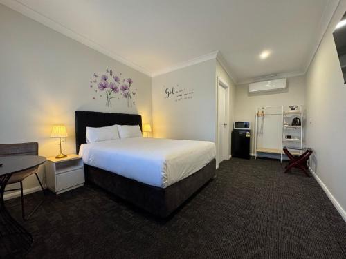 Gumly Gumly Hotel | Relax at Seven Inn: Oceanfront Stay with Spa & Pool