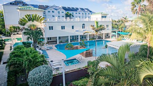 Seven Mile Beach Apartment | Oceanfront Seven Mile Beach Resort with Pool & Hot Tub