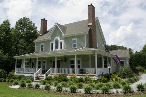 High Point Bed & Breakfast | Exceptional Seven Oaks Inn Bed and Breakfast with Great Amenities