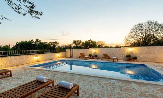 Gornje Planjane House | Relax at Seven Olives Guest House with Heated Pool