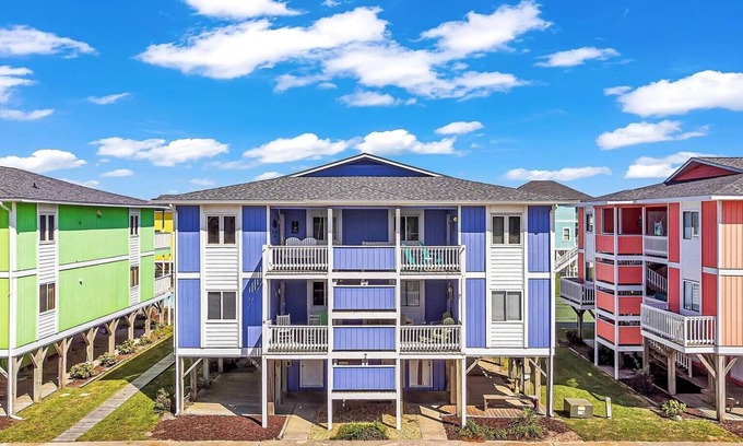 Holden Beach House | Inviting Seven Seas-7C Condo with Pool and Ocean Views