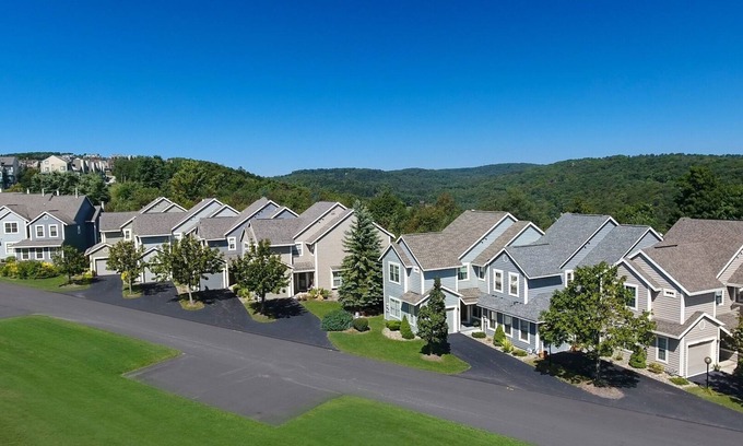 Seven Springs Condo | Experience Mountain Views at Seven Springs Woodridge Condo
