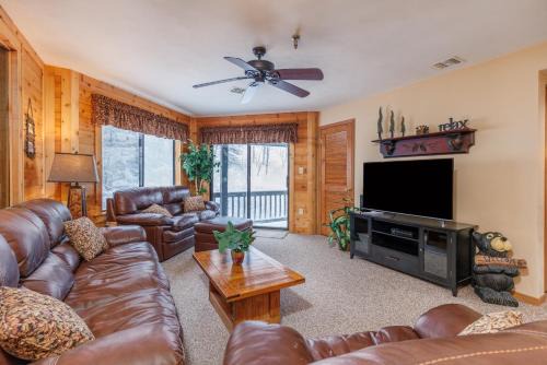 Seven Springs Apartment | Cozy Seven Springs Stoneridge Condo with Private Deck