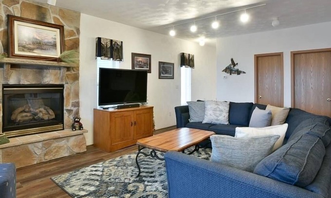 Seven Springs Condo | Relaxing Mountain View Condo with Pool and Kitchen Access