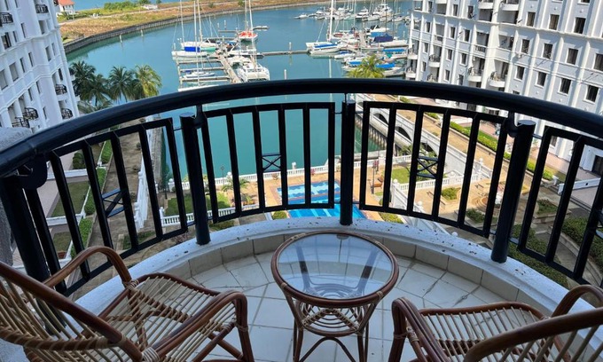 Si Rusa Apartment | Oceanfront Bliss at Sevenseas Marina Crescent - Rated 9/10