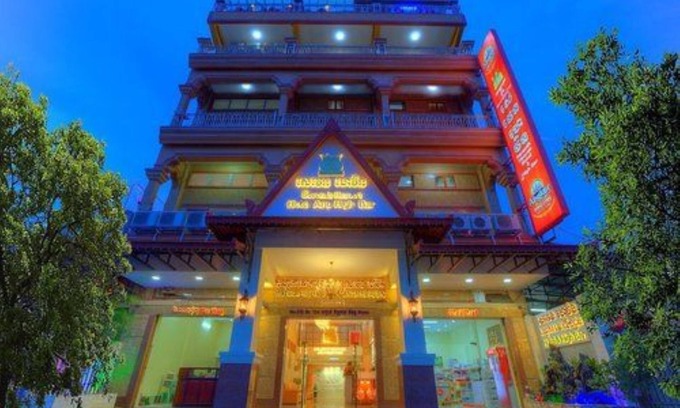 Sangkat Veal Vong Hotel | Seventh Heaven Hotel: Relax by the Pool and Enjoy Dining