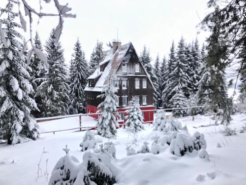 Loucna Pod Klinovcem Ski Chalet | Severka: Oceanfront Retreat with Pet-Friendly Amenities