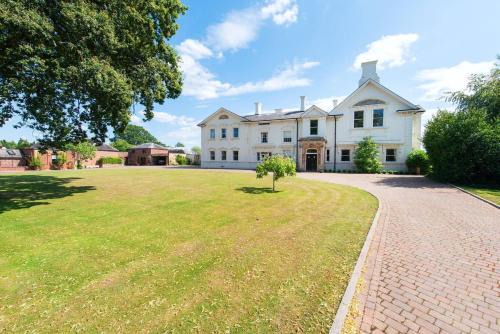 Stourport-on-Severn House | Discover Severn Manor: Child-Friendly Country Estate