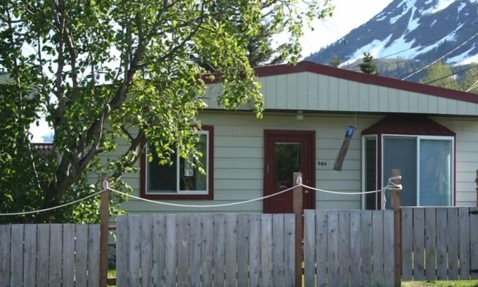 Seward House | Cozy Seward Beachside Bungalow with Spa and Bay Views