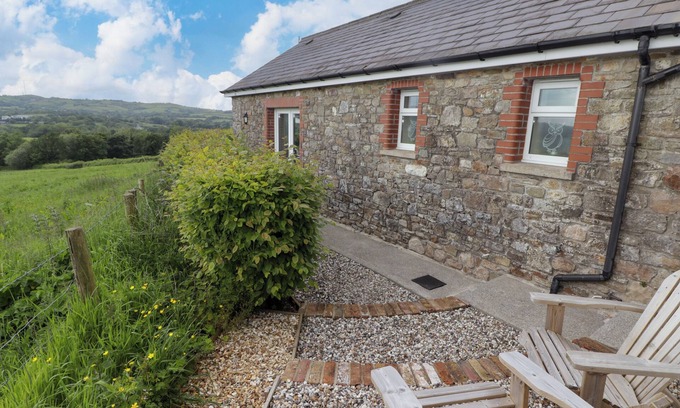 Golden Grove House | Pet-Friendly SEWIN COTTAGE with Hot Tub in Llandeilo