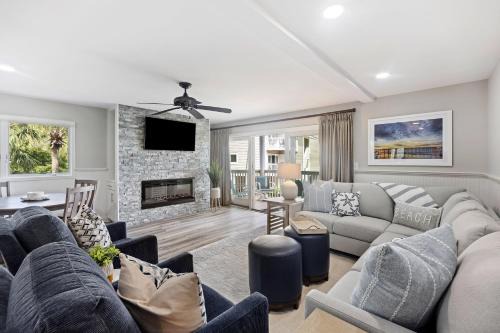 Isle of Palms House | 8A Seagrove Villa: Poolside Retreat with Perfect 10 Rating