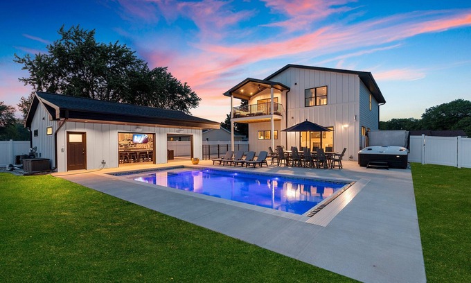Green Bay House | SGB Penthouse - 7 Bedroom 6 Bath