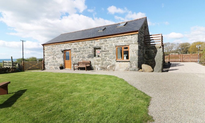 Rhyd-y-clafdy Cottage | Relaxing SGUBOR Holiday Cottage with Hot Tub & Pet Friendly