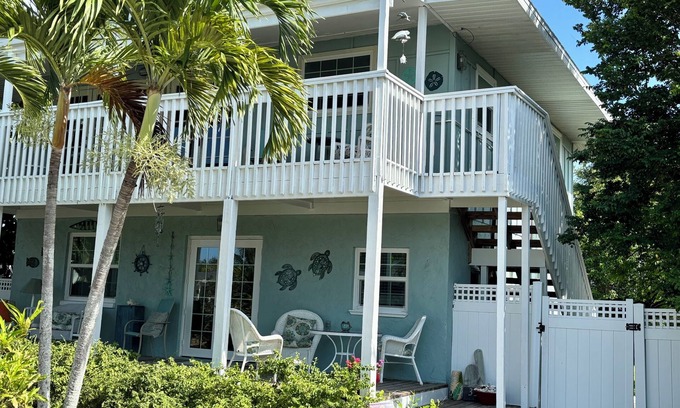 Bonita Springs House | Shabby Chic - Cozy Florida Getaway with a stylish vintage vibe