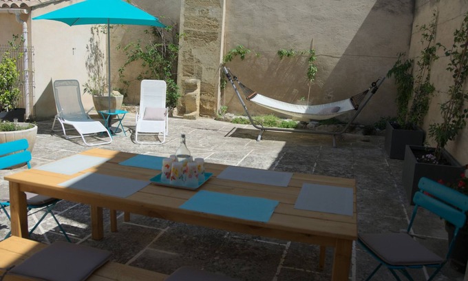 Cadenet House | Tranquil Courtyard Retreat in Luberon Park for 1-6 Guests