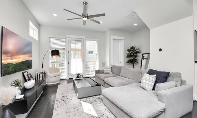 MacGregor House | Shades of Gray - Central - Garage - 300mbs WIFI - King