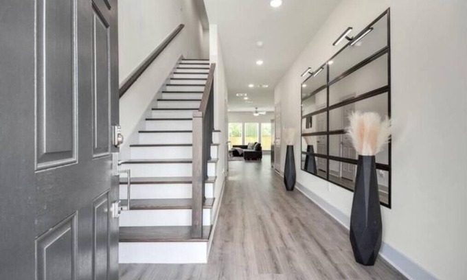 Southeast Houston House | Perfect Retreat: Shades of Grey 3 BR Near Downtown & NRG