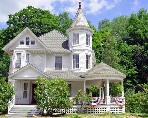 Fleischmanns House | Family-Friendly Retreat at Shadowcrest with Pet Amenities