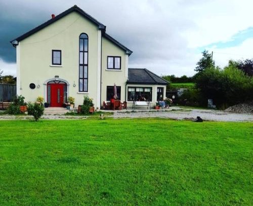 Glen of Aherlow Bed & Breakfast | Exquisite Shadowvale E34X773: 10/10 Child-Friendly Retreat