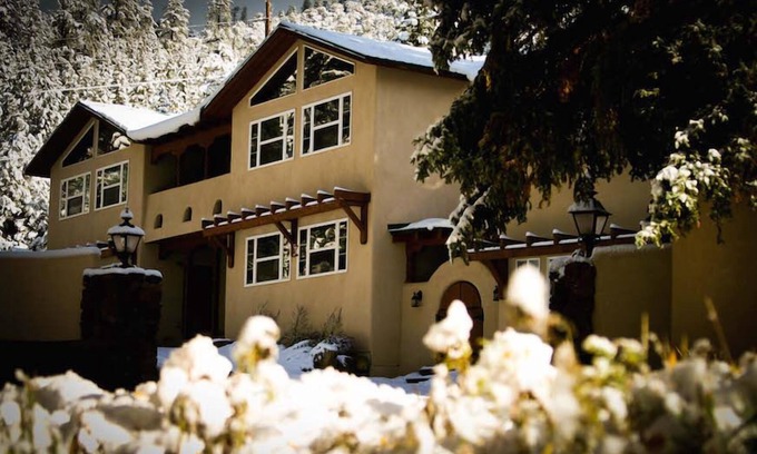 Taos Hotel | Discover Shady Brook Inn with Pool and Breakfast Options