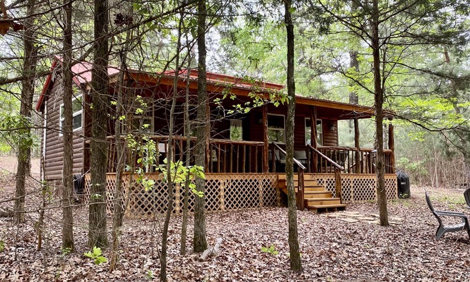 Quitman Cabin | Relaxing Shady Cedar Log Cabin with Pool Access in East TX
