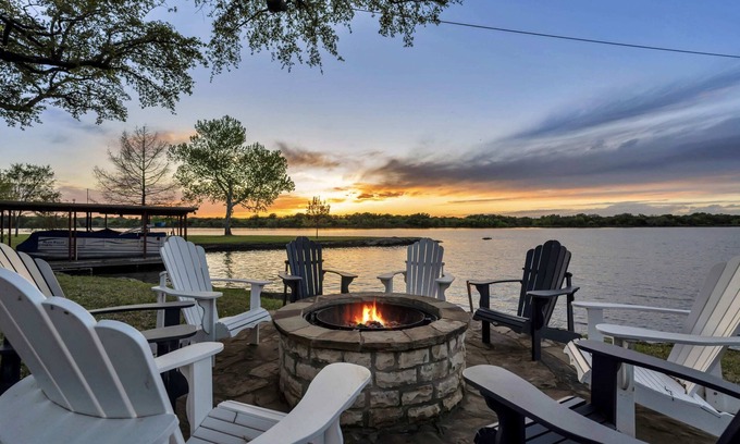Kingsland House | Shady Grove: Lakefront Escape with Kayaks & Spa Amenities