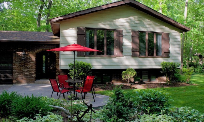 Grand Bend Cottage | Renovated Shady Oaks Cottage with Pool & Pet-Friendly Perks
