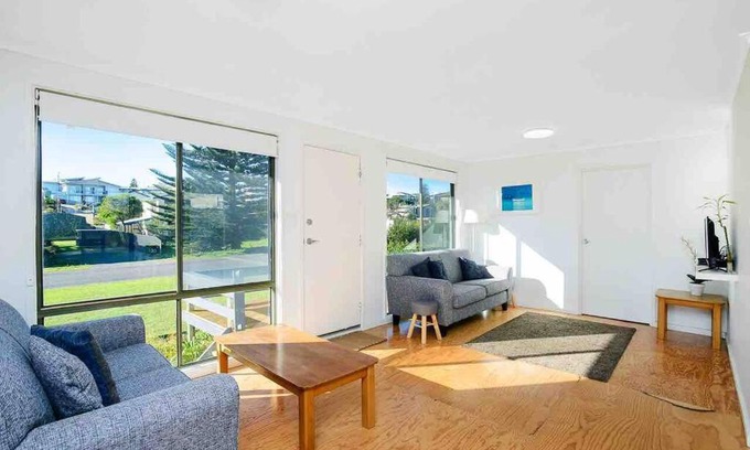 Goolwa Beach House | Pet-Friendly Shaka Retreat with Free WiFi and High Ratings