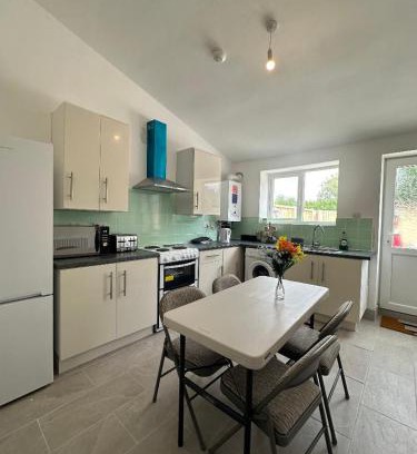 Barrow-on-Trent House | Spacious Shakespeare House for Families - Enjoy Comfort Together