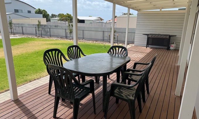 Port Vincent House | Shakona-Only 1 street back from the foreshore!