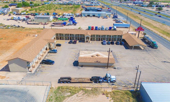 Andrews Hotel | Budget-Friendly Days Inn with Family Amenities in Andrews, TX