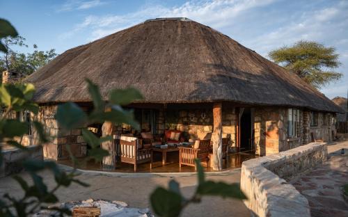 Pont Drift House | Experience Nature at Shalimpo Safari Home with Relaxing Pool