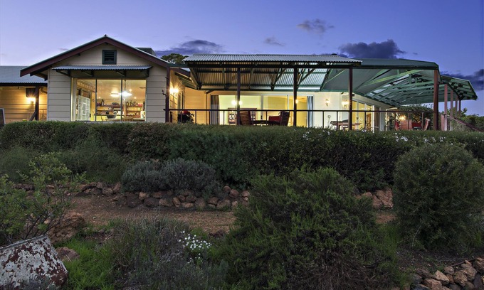 Kangaroo Gully Bed & Breakfast | Guest Rated: Shambhala Guesthouse with Breakfast & Kitchen