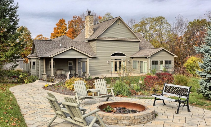 Hesston House | Experience Shamrock: Aunt Susie's Lakefront Retreat Awaits