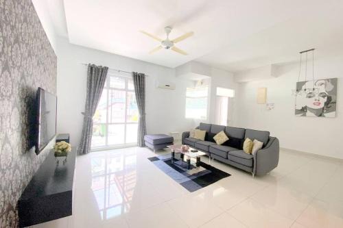 Tanjung Bungah Villa | Shamrock Breeze Villa 2: Ideal Coastal Retreat for Groups