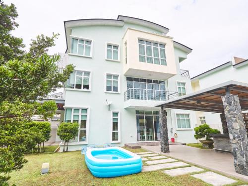 Tanjung Bungah Villa | Family-Friendly Shamrock Villas with Pool and Ocean Views
