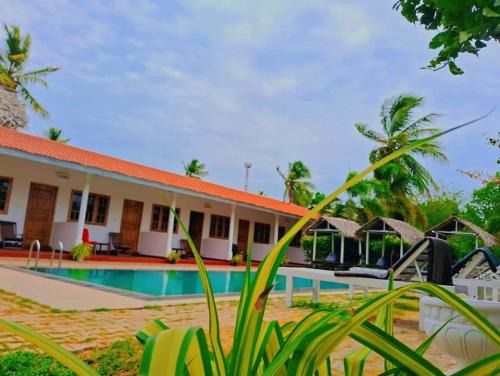Nilaveli House | Relax at Shan Guest and Restaurant with Oceanfront Views