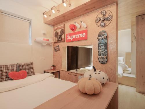 Huaihai Road Commercial Area Apartment | Explore Shanghai Hills & XING 584 Homestay Near Metro Line